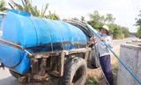 Mỗi ngày ông Hồng chở hơn chục chuyến nước ngọt để cung ứng cho các hộ dân có nhu cầu