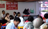 Quán ăn bình dân này đông khách nhờ những bảng nội quy độc đáo, vui vẻ. Nhiều khách "ruột" của quán cho biết, những bảng nội quy mới được chủ quán treo lên từ sau Tết Ất Mùi. Ảnh: Zen Nguyễn.