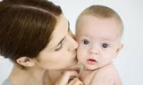 Nụ hôn của cha mẹ có thể khiến con tử vong