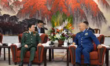 Đại tướng Ngô Xuân Lịch hội kiến với Thượng tướng Hứa Kỳ Lượng, Phó Chủ tịch Quân ủy Trung ương Trung Quốc. Ảnh QĐND
