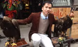 Anh Nguyễn Văn Hà và hai chú đại bàng vàng Mông Cổ.