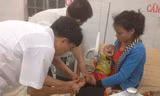 Cháu Đức đang được điều trị tại Trung tâm y tế huyện Quế Phong.