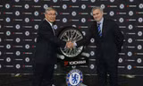 HLV Chelsea (phải) và nhà tài trợ trong lễ ký kết