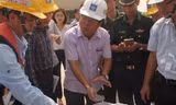 Lực lượng chức năng lấy mẫu để phân tích. 