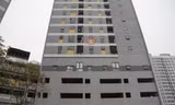 Khu vực cửa sổ căn phòng 306, tòa nhà Rice City - Khu đô thị Linh Đàm nơi bé trai trèo lên rồi ngã xuống sảnh (Ảnh: Nguyễn Trường).