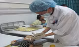 Điều dưỡng Nguyễn Bằng Giang đang chăm sóc cho bé Gia Bảo. Ảnh: P.T