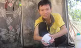 Trần Văn Cường (thôn Trung Nam, xã Trung Lễ, H.Đức Thọ, Hà Tĩnh) phụ việc nhà giúp mẹ. Gia đình nghèo khó nhưng Cường vừa đỗ thủ khoa Trường ĐH Bách khoa TP.HCM vừa á khoa Trường ĐH Y Hà Nội - Ảnh: Nguyễn Dũng 