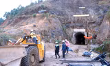 Công tác cứu nạn được tiến hành hết sức khẩn trương.