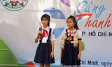 Nhóm học sinh trường tiểu học Bình Mỹ (huyện Cần Giờ, TPHCM) đoạt giải nhất với sản phẩm sáng tạo “Áo phao cứu sinh”. Trong ảnh: Các em thuyết trình về sản phẩm của mình.