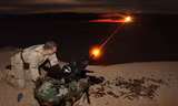 Đặc nhiệm SEAL Mỹ huấn luyện bắn súng cho một binh sĩ Iraq. Ảnh: AFP