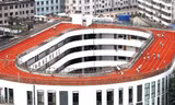 Đường chạy và sân bóng rổ của trường tiểu học Số 2 nằm trên mái của dãy nhà cao 4 tầng