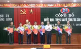 Bí thư Tỉnh ủy Quảng Bình Hoàng Đăng Quang trao quyết định và chúc mừng 8 đồng chí được cấp thẩm quyền chuẩn y, bổ nhiệm.
