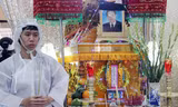 Con trai lớn của ông Chín bên linh cữu cha. Ảnh: An Nhơn