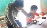Thầy Trai tận tình chỉ dạy cho học trò nghèo thoát mù chữ ở vùng quê Phú Vang, Thừa Thiên Huế 