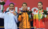 Tai Cheau Xuen (giữa) bị phát hiện dính đến doping và phải nhường HCV cho VĐV của Indonesia (áo trắng). 