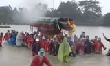 Nghẹn ngào những đám tang vội vàng trong mưa lũ ở Huế, Quảng Nam