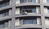 Bà mẹ và con gái đứng bên ngoài cửa sổ tầng 13 của khách sạn. Ảnh: People.cn.