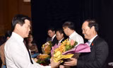Bí thư Tỉnh ủy, Chủ tịch HĐND tỉnh Bà Rịa - Vũng Tàu Nguyễn Hồng Lĩnh chúc mừng tân Phó Chủ tịch HĐND tỉnh Mai Ngọc Thuận
