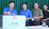 Đồng chí Đào Chí Nghĩa, Phó Bí thư thường trực Thành Đoàn Cần Thơ cùng các đơn vị ủng hộ đồng bào miền Trung bị ảnh hưởng bởi mưa lũ. ẢNH: THANH TÙNG