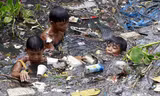 Trẻ em Philippines mưu sinh trên những dòng sông đầy rác thải.