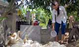 Ngoài thời gian đến lớp, Nga luôn chăm lo việc nhà cho gia đình dì dượng.