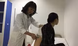 PGS.TS Trịnh Thị Ngọc đang khám cho một bệnh nhân sốt xuất huyết