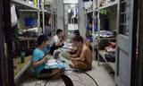 Sinh viên vật vã chống nóng trong 'chảo lửa' Hà Nội