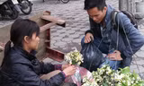 Giá 20.000 - 25.000 đồng/lạng, gánh hoa bưởi của chị Hiên lúc nào cũng đắt khách. Ảnh: Phương Nhung