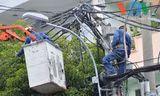 Nhân viên khắc phục sự cố sau vụ điện giật