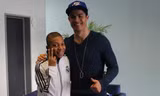Mbappe chụp ảnh chung với Ronaldo tại Valdebebas.