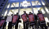 Những người ủng hộ mã hóa dữ liệu bên ngoài một cửa hàng của Apple ở Boston, ngày 23-2-2016.