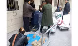 Số tiền xu tiết kiệm 10 năm qua được bà Ning đựng trong 7 bao tải. Ảnh: news.huxi100