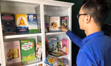 Nhà sách Tiền Phong Thái Nguyên tặng tủ sách cho huyện Định Hoá