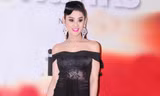Lâm Chi Khanh trễ nải vai trần đi event