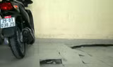 Nền nhà để xe lún sâu khiến nhiều diện tích không sử dụng được. Ảnh: Lường Toán