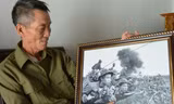 Ông Hồ Văn Quang và bức ánh "Xung phong".