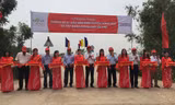 Nguyên Chủ tịch nước Ông Trương Tấn Sang, Ông Bùi Thành Nhơn - Chủ tịch Tập đoàn Novaland cùng đại diện lãnh đạo địa phương cắt băng khánh thành 07 cầu dân sinh tại Huyện Hồng Ngự, Tỉnh Đồng Tháp