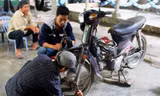Để chạy được đường núi hiểm trở, các tài xế phải “độ” lại xe với việc thay đổi nhiều linh kiện.