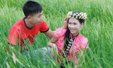 Thơm (24 tuổi) và Hom (27 tuổi), dân tộc Thái, ở Văn Chấn, Yên Bái, được các bác sĩ ở Viện Tim mạch quốc gia tổ chức đám cưới trong phòng bệnh. Ảnh: NVCC.