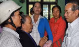 Người dân xã Hành Dũng, huyện Nghĩa Hành bày tỏ bức xúc với quyền Bí thư Tỉnh ủy Quảng Ngãi Nguyễn Minh về việc thu hồi đất tại địa phương. Ảnh: Trí Tín. 