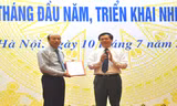 Bộ trưởng Công Thương Vũ Huy Hoàng trao quyết định cho ông Lê Minh Chuẩn. Ảnh: Phong Cầm