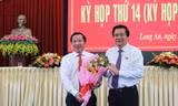 Bí thư Tỉnh ủy, Chủ tịch HĐND tỉnh Long An Phạm Văn Rạnh chúc mừng đồng chí Nguyễn Văn Út.