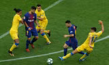Messi và Suarez phối hợp trước hàng thủ Las Palmas. Ảnh: Reuters.