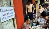 Nhiều người mua lượng xôi lớn tính bằng kg cho cả nhà nhưng với giá chỉ vài ba chục ngàn đồng. 