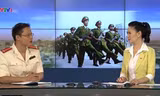 Thượng úy Nguyễn Thanh Tuấn (trái) trong trường quay Bản tin Chào buổi sáng. (Ảnh: VTV News) 