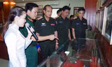 Đoàn cán bộ Bộ Quốc phòng Lào tham quan, ghi sổ lưu niệm tại Phòng truyền thống Bộ Chỉ huy Quân sự tỉnh Nghệ An, sáng 28/6 