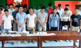 Nhóm đánh bạc 23 người bị công an thị xã Hương Trà, Thừa Thiên - Huế bắt quả tang tối 14/7. Ảnh: Ngọc Văn.