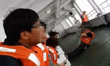 Bức ảnh do một người sống sót chụp cho thấy hành khách cố gắng tìm cách giữ thăng bằng khi phà bị nghiêng và đang chìm dần.