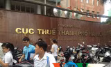 Ngay từ sáng sớm số lượng người đến nộp hồ sơ thi tuyển tại Tổng cục Thuế đã rất đông.