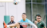 Cristiano Ronaldo chỉ tập nhẹ với đội tuyển Bồ Đào Nha.